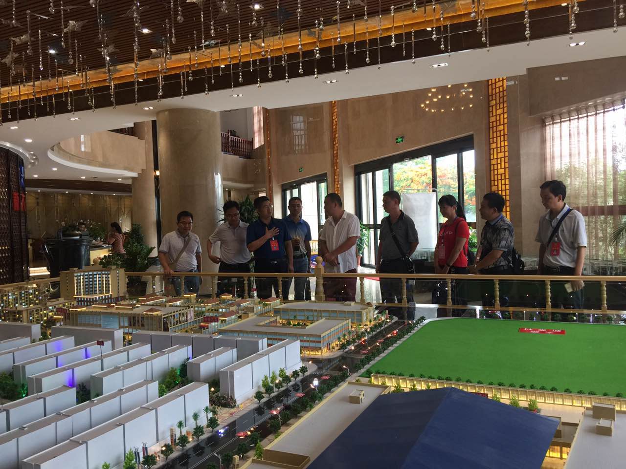 赵副主席查看元江商贸城建设项目 (2).JPG 赵副主席查看元江商贸城建设项目 (2).JPG