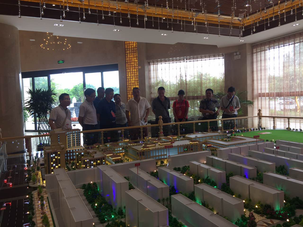 赵副主席查看元江商贸城建设项目 (1).jpg 赵副主席查看元江商贸城建设项目 (1).jpg
