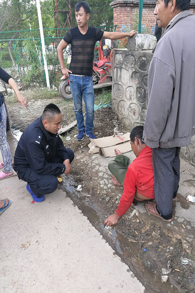 元江：老汉醉卧街头 民警热心救助2_副本.jpg