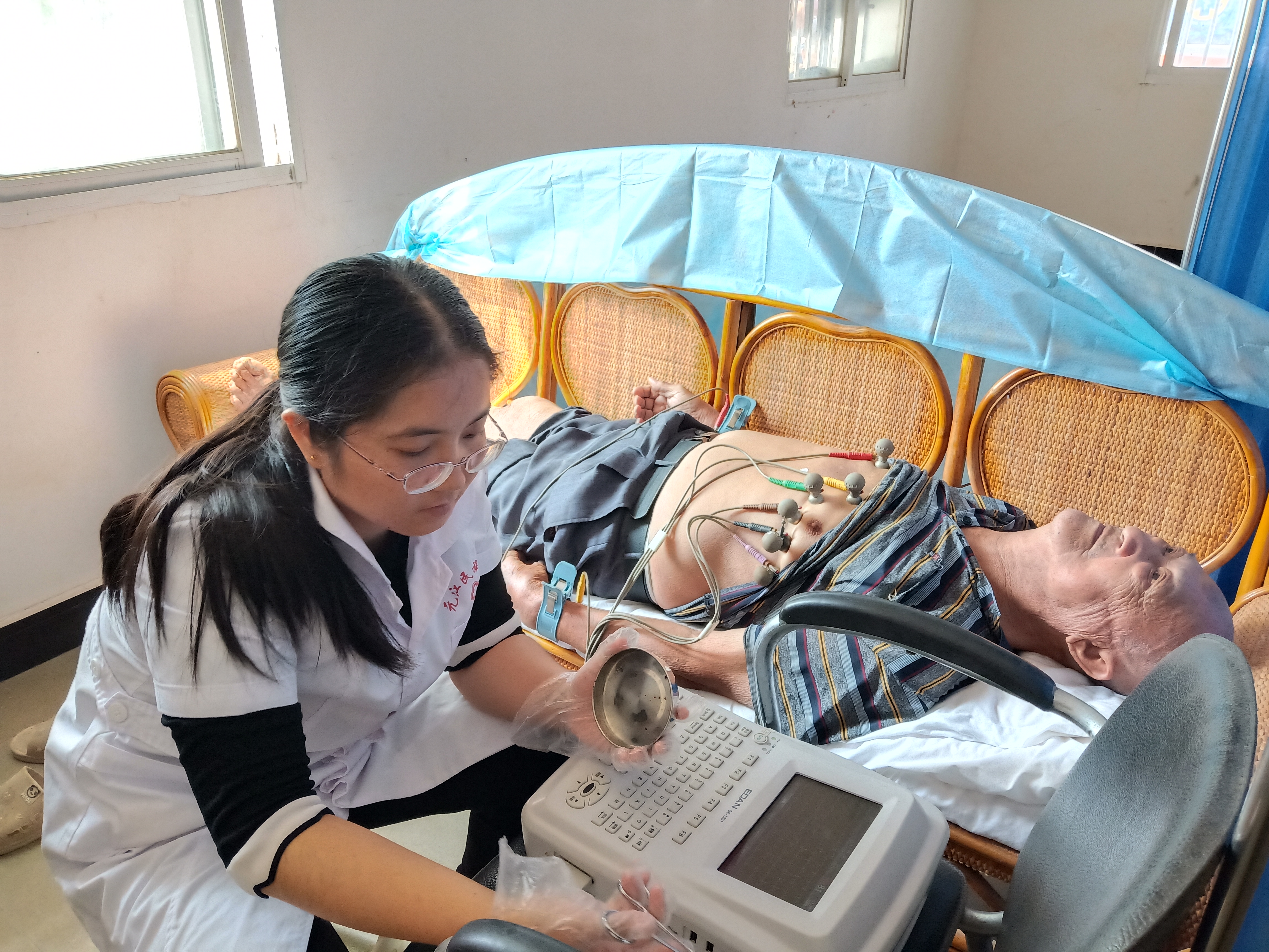 正在为老人做心电图检查.jpg