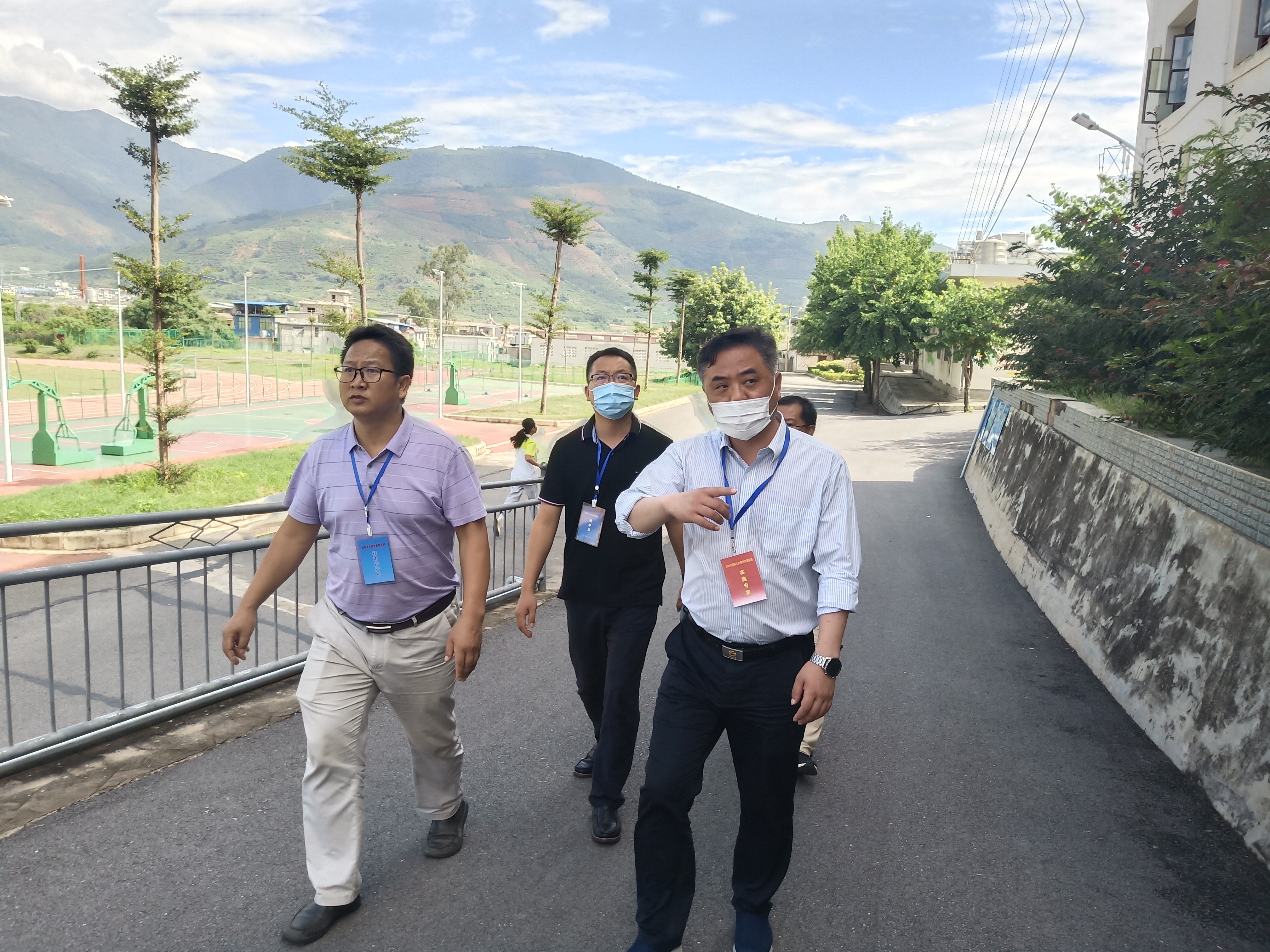 国家视导员孙波、玉溪市教育体育局副局长段利星、市视员张伟等巡视元江县甘庄中学质量监测测试情况.jpg