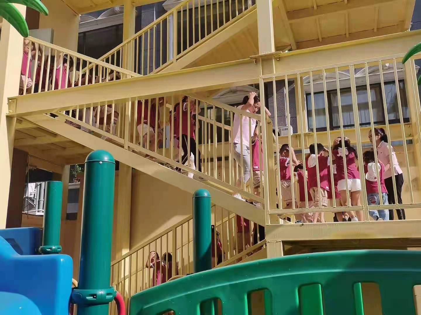 元江一幼地震演练05.jpg 元江一幼地震演练05.jpg