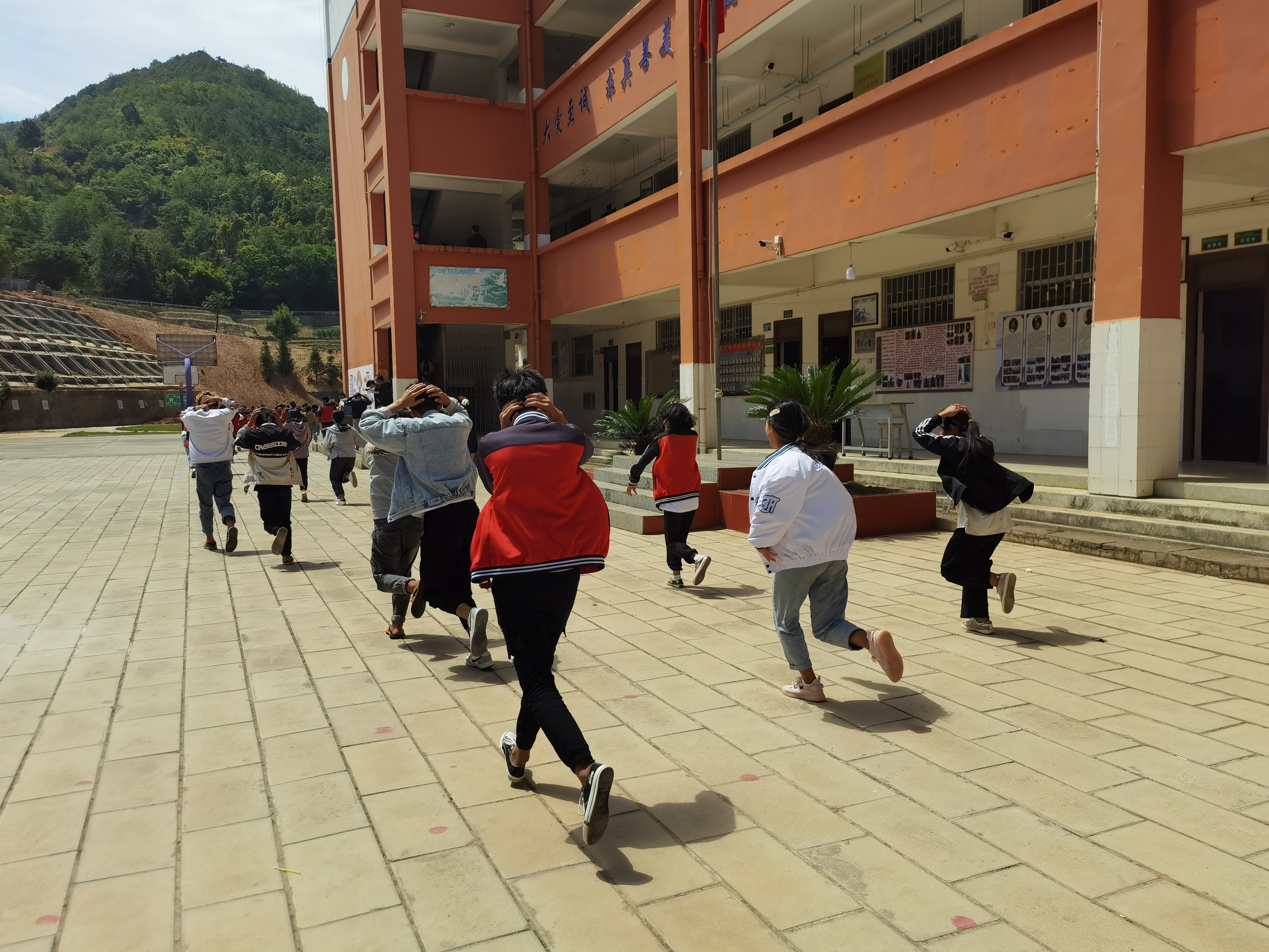 羊街中学地震演练01.jpg 羊街中学地震演练01.jpg