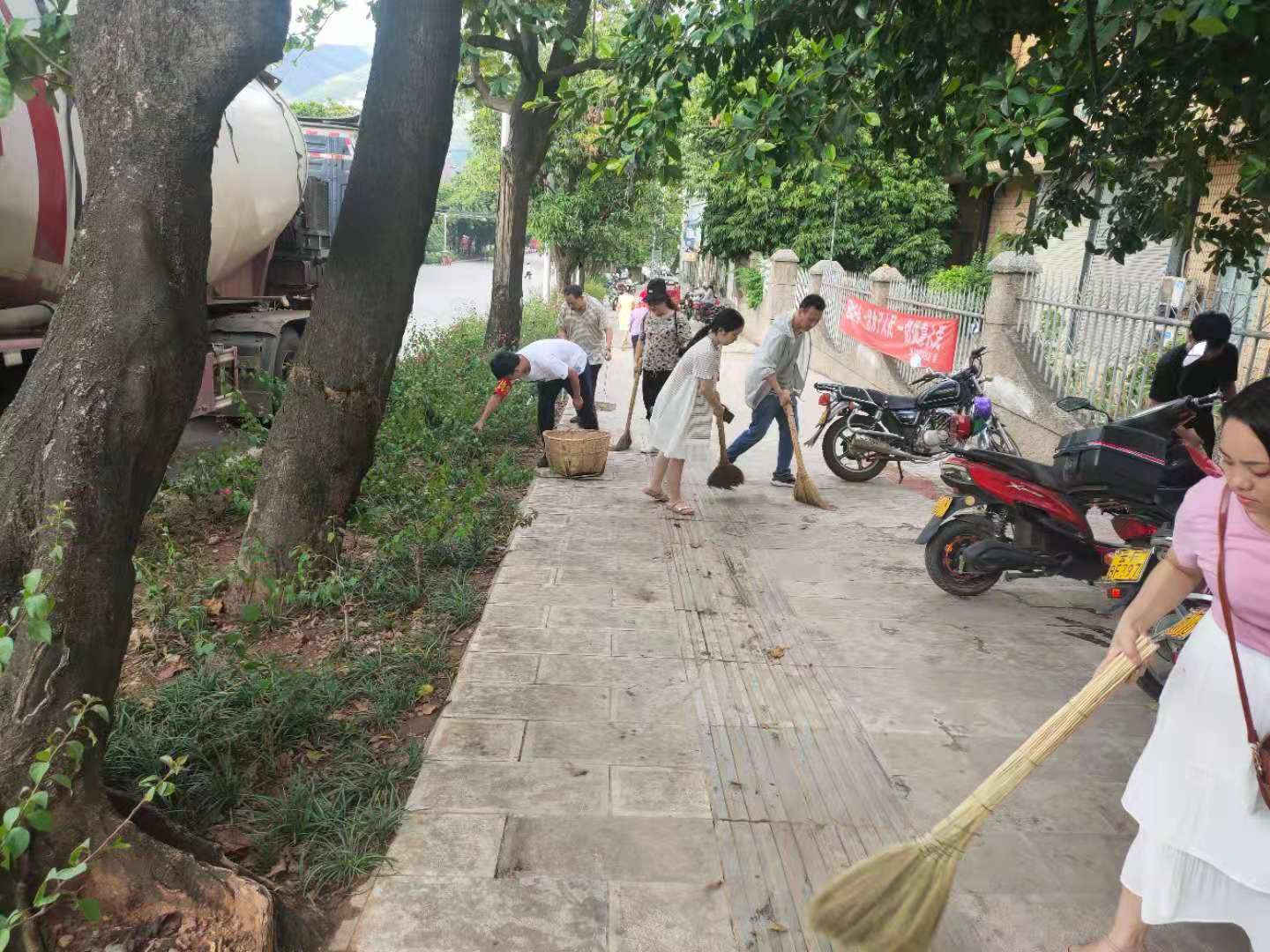 元江县自然资源局618开展众参与大扫除活动