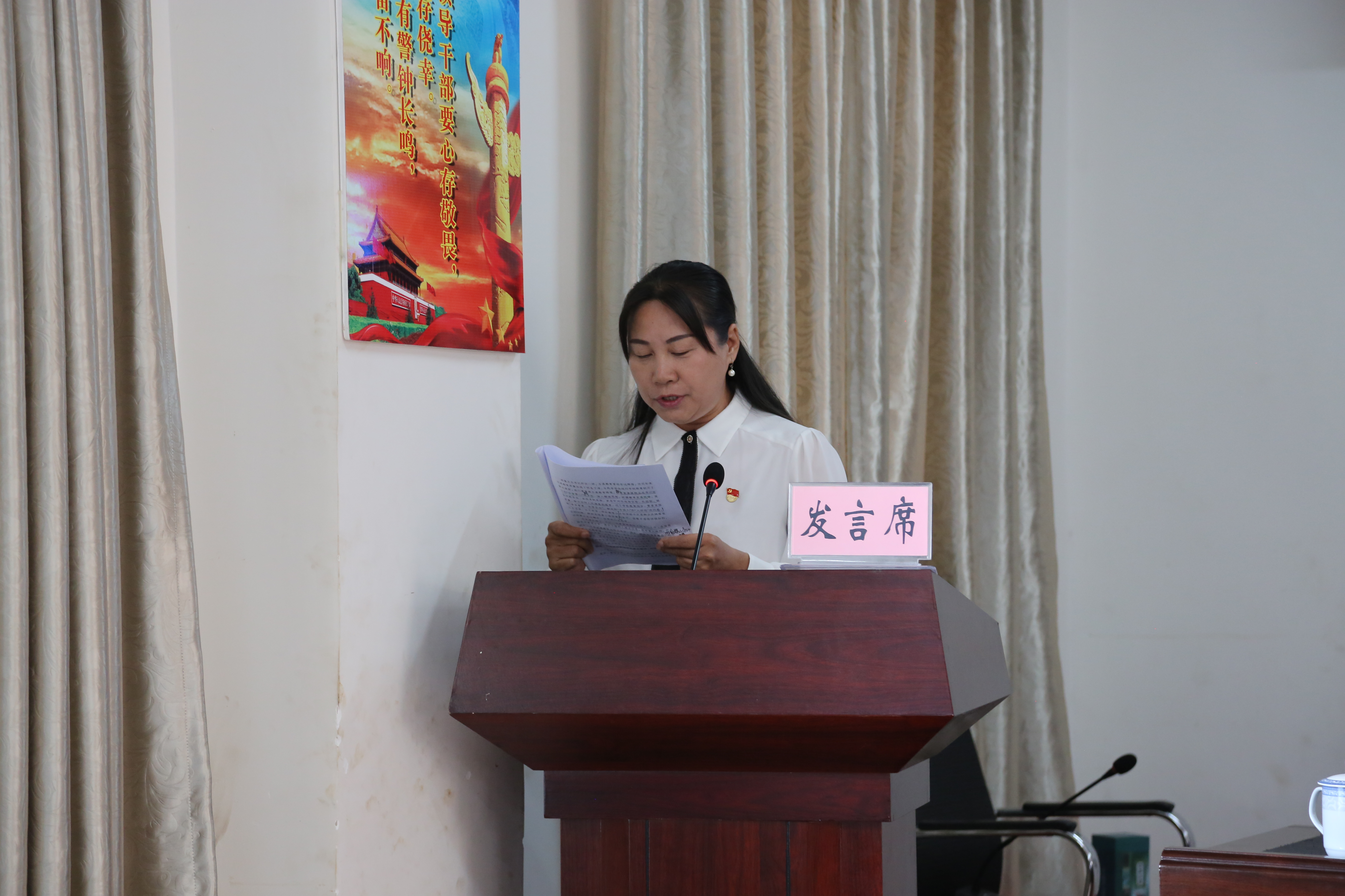 杨艳,元江三小党支部书记,校长李加海,元江二幼党支部书记,园长李跃莉