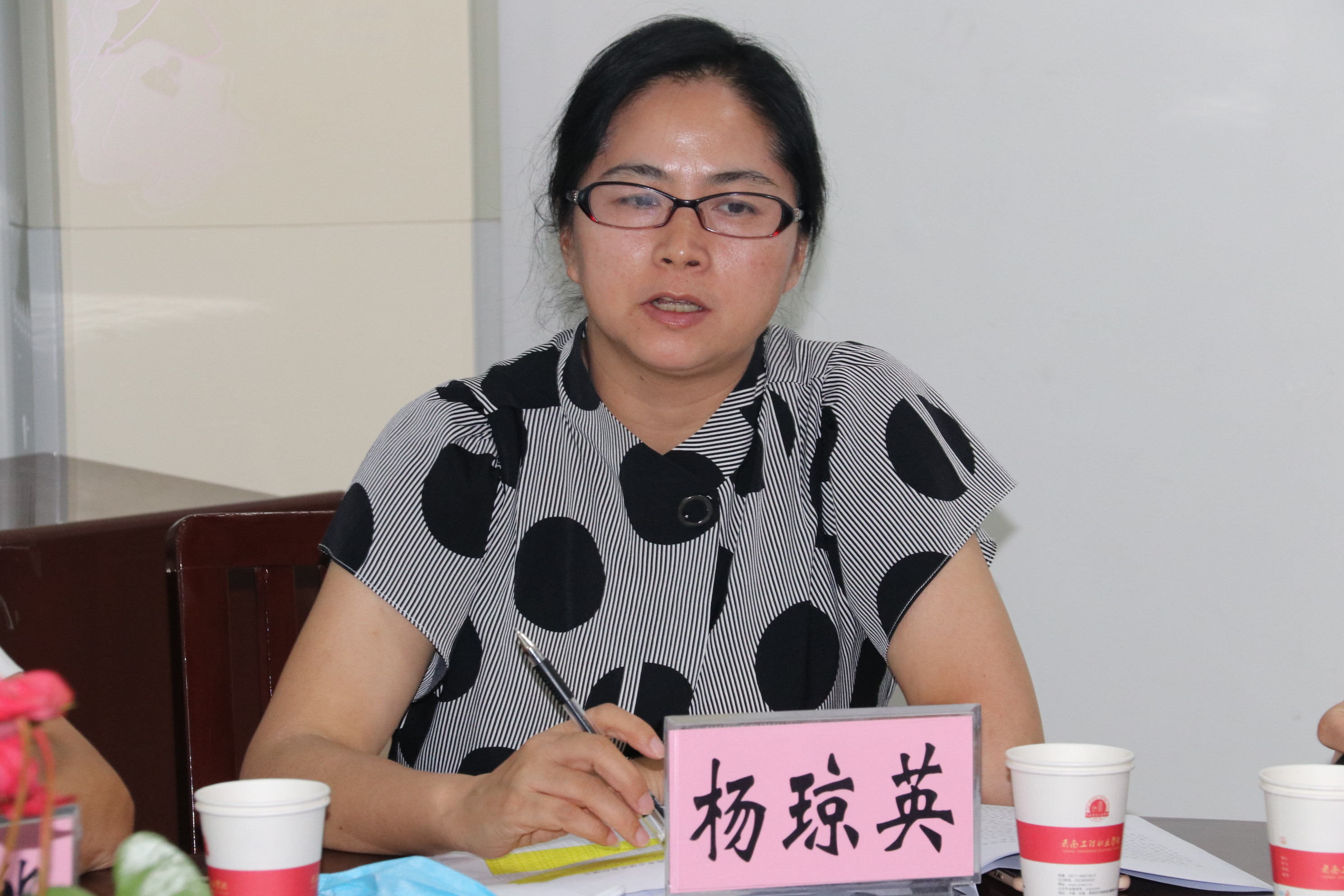 听完汇报后,市教科所所长杨琼英在会上表示要通过正面激励和反面教育