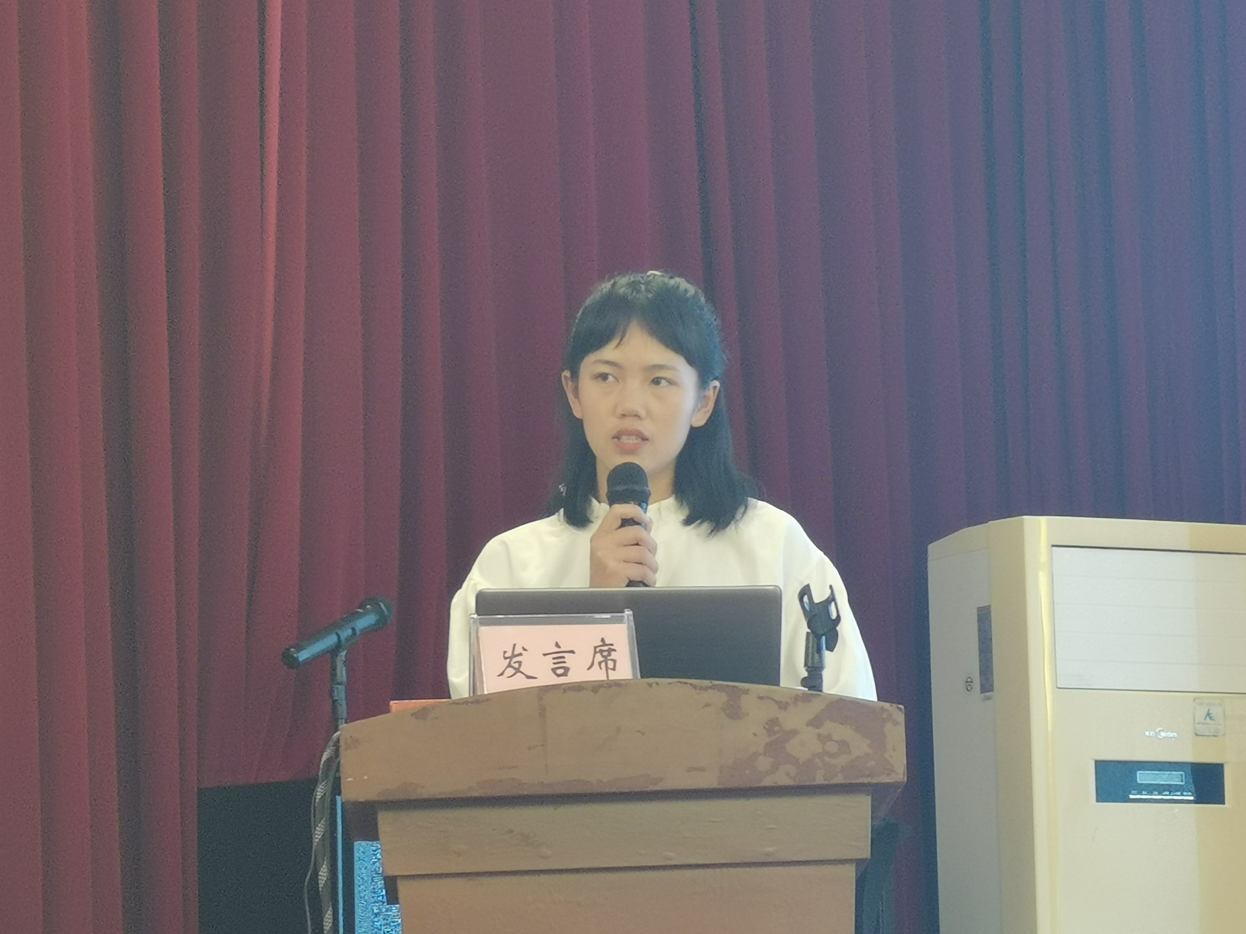 结业典礼上,来自元江一中的沈柱老师,曼来中学的刘思琪老师,元江三小