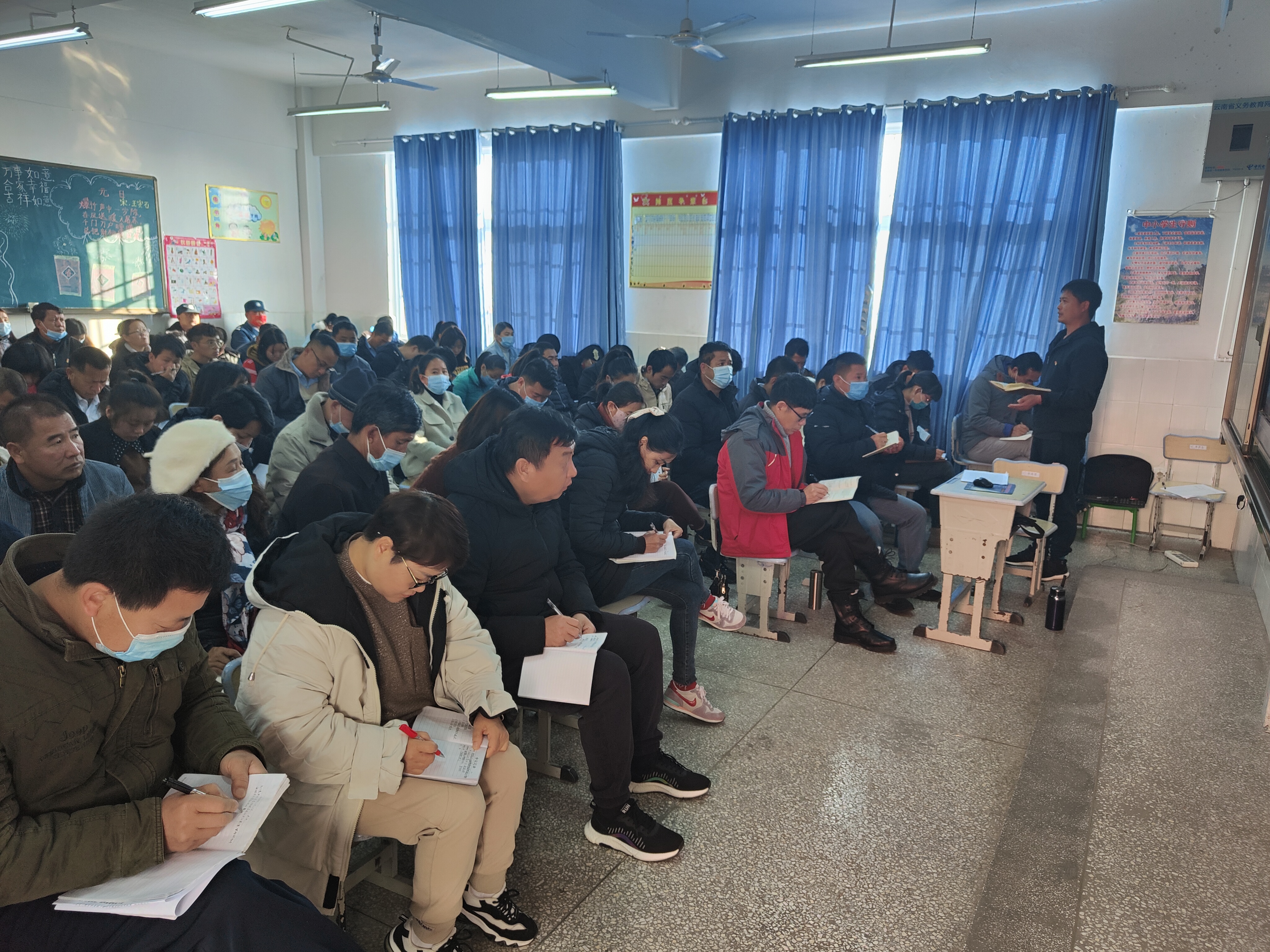 组织学习各项法律法规.jpg 组织学习各项法律法规.jpg
