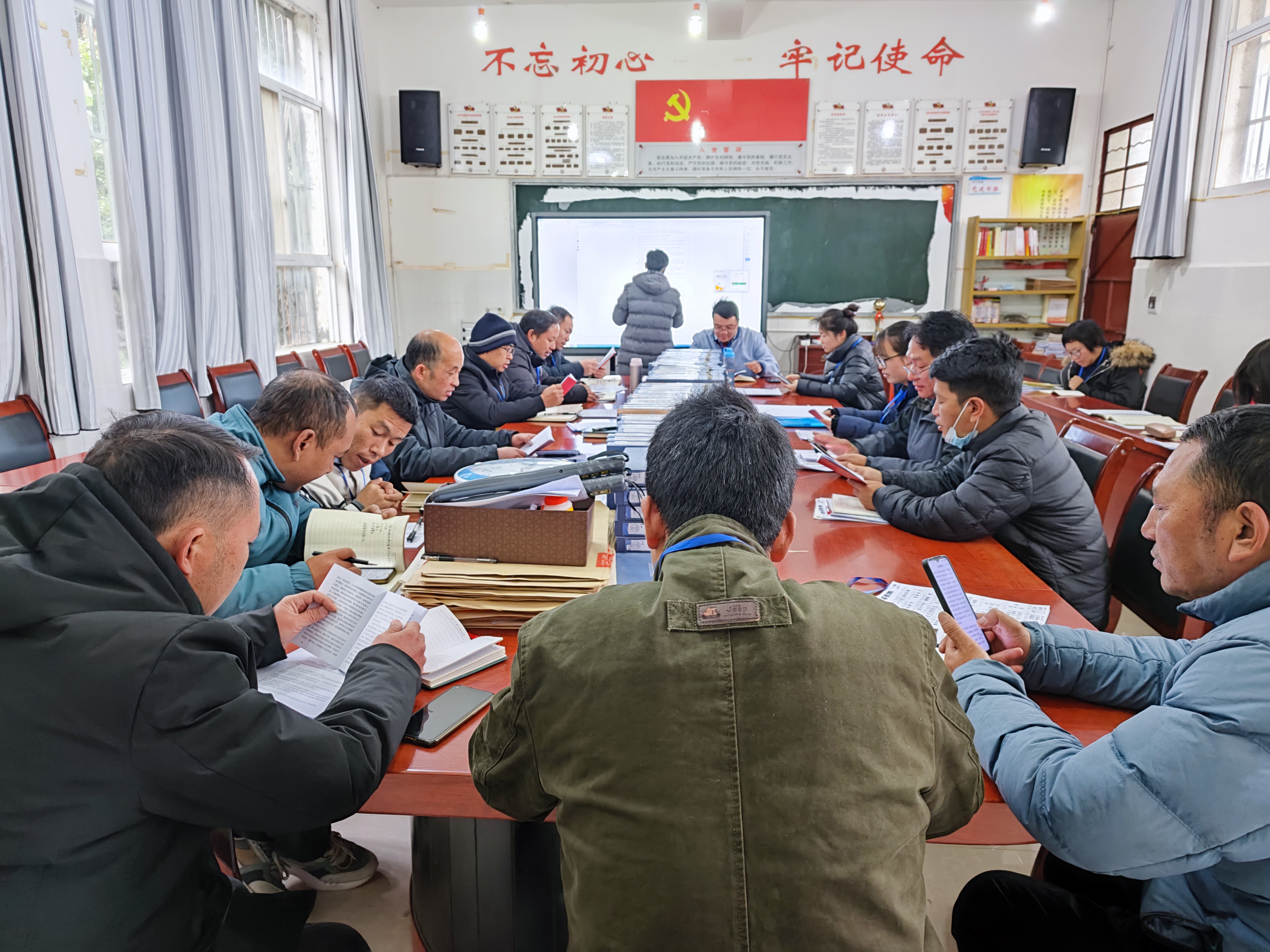那诺中学全体教职工读党章.jpg 那诺中学全体教职工读党章.jpg