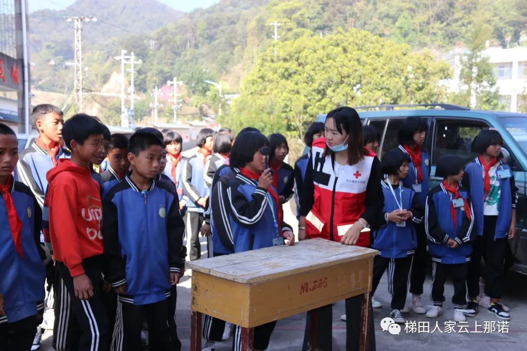 让那诺中学的学生健康茁壮地成长,让元江县红十字会及爱心企业亨得利