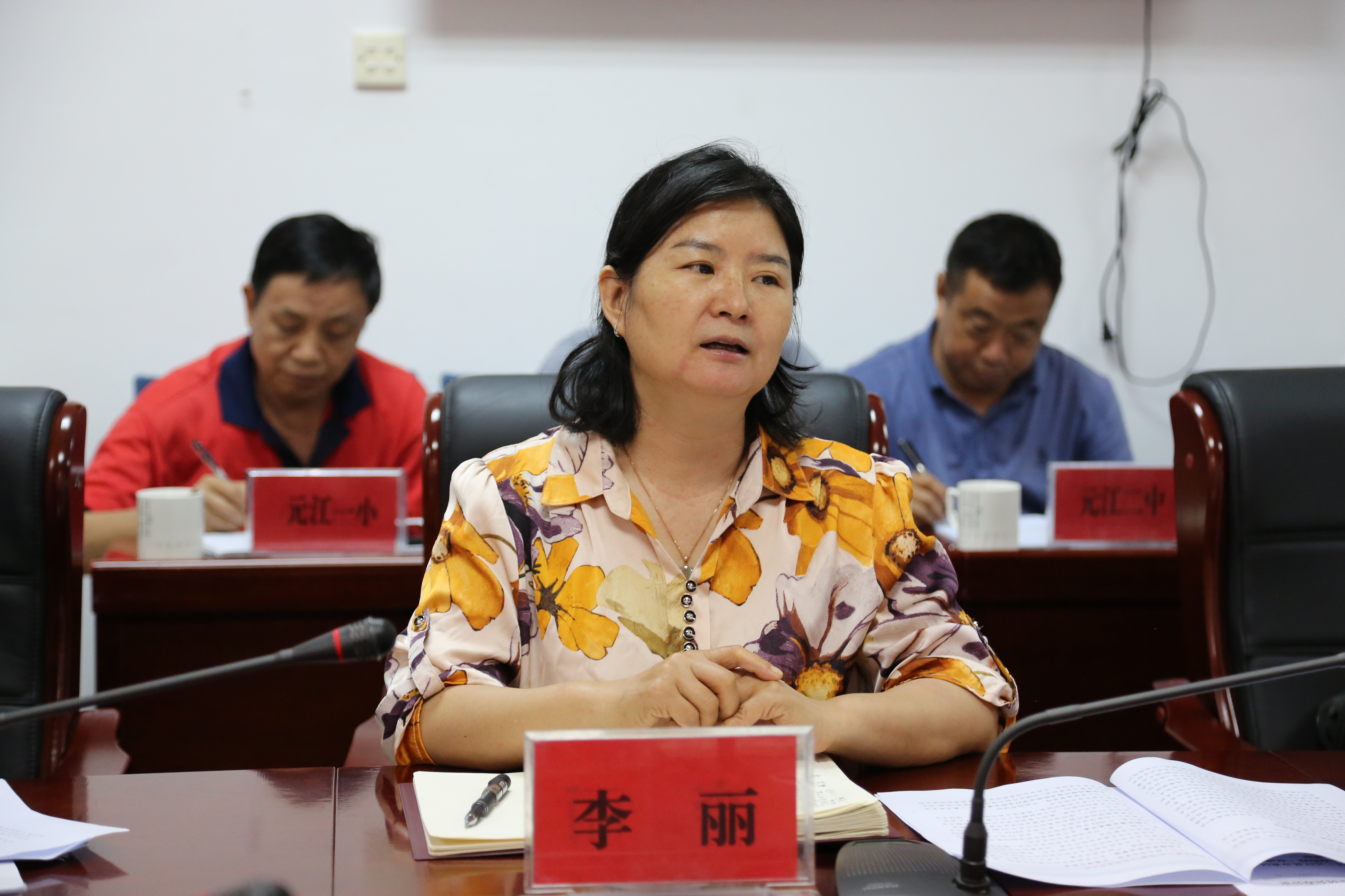 李丽要求,"双减"工作既要减负,更要提质.