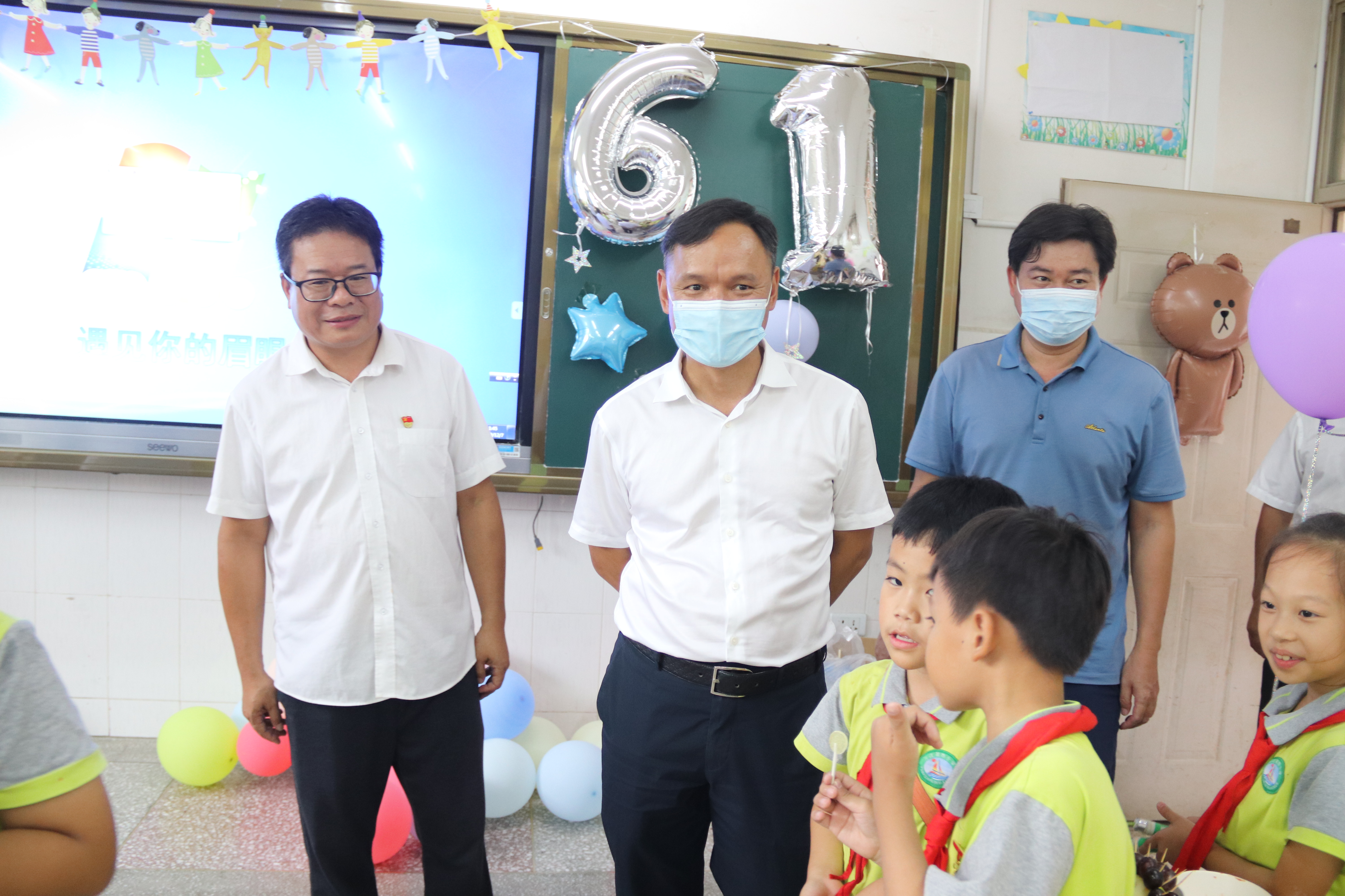 县长参与学生儿童节美食活动.JPG 县长参与学生儿童节美食活动.JPG