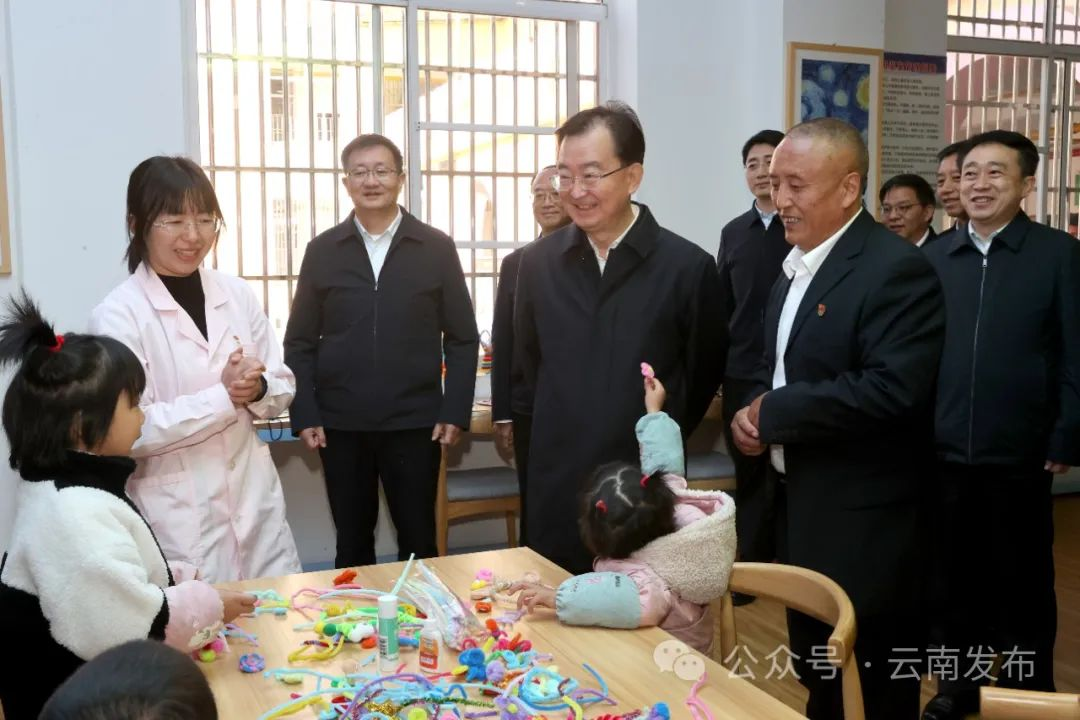 王宁在德宏州社会福利院,与孩子们亲切交流并送上新年礼物。.png 王宁在德宏州社会福利院,与孩子们亲切交流并送上新年礼物。.png