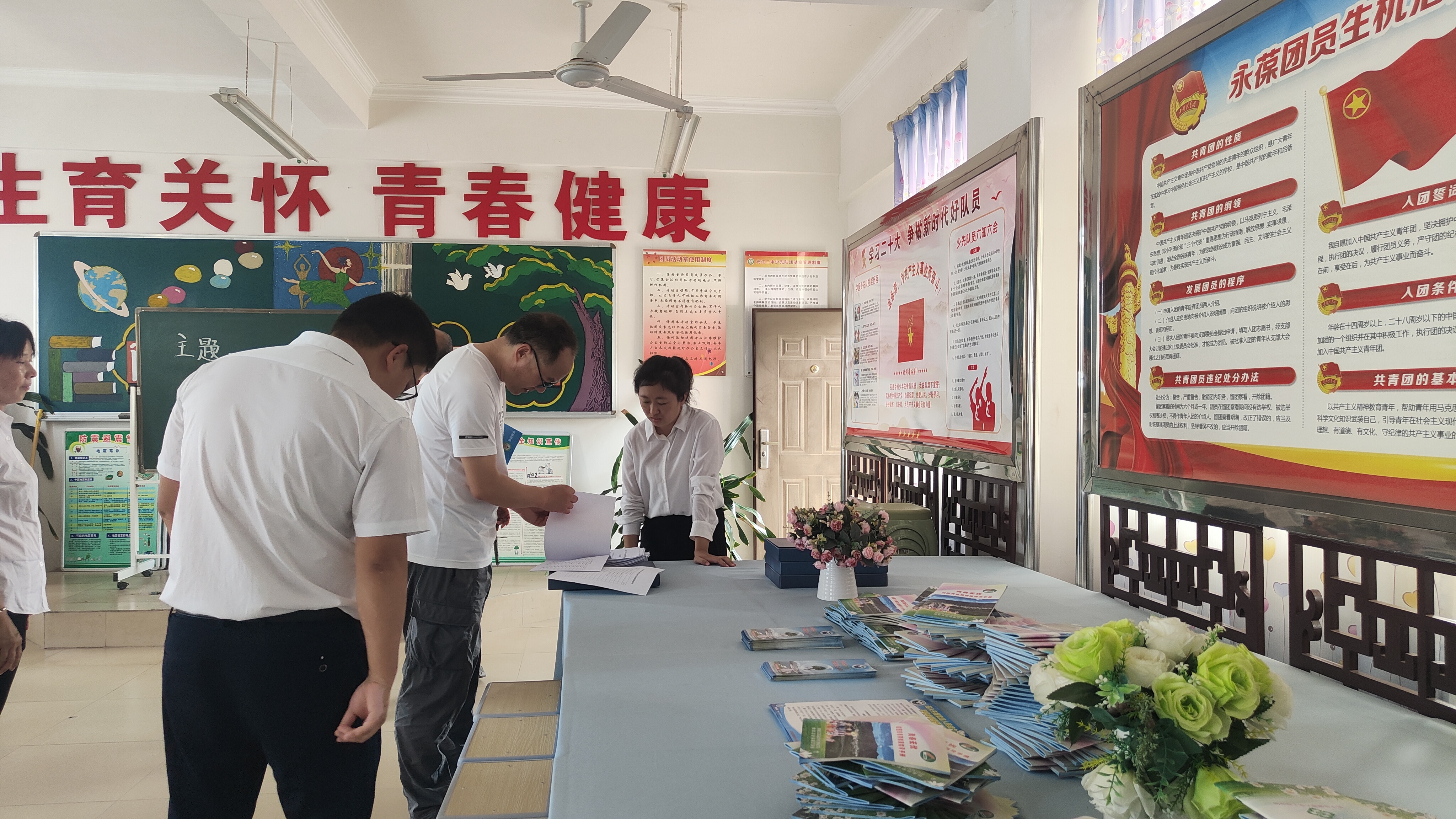 评估组到元江二中04.jpg 评估组到元江二中04.jpg